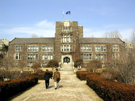 연세대 대학 본부가 이용하고 있는 언더우드관으로, 1924년 4월 준공됐다. 사적 제276호로 보호받고 있어, 아무런 보호를 받지 못하고 있는 핀슨홀이나 한경관, 이미 헐려 버린 연신원과는 완전히 다른 처지다. 